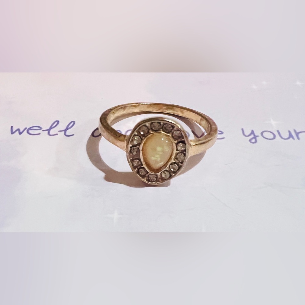 💍Elegant Golden Ring with Crystal Accent
